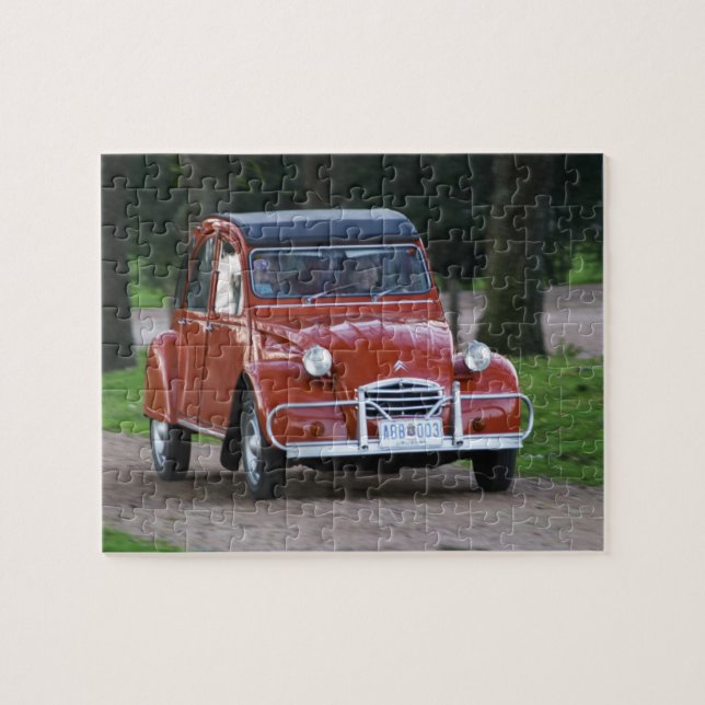 Puzzle Une vieille voiture rouge Citroen 2CV avec une fem (Horizontal)