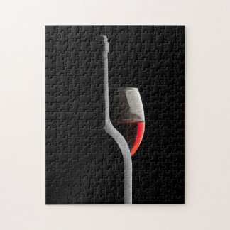 Puzzle Verre à vin rouge élégant et bouteille. Fond noir