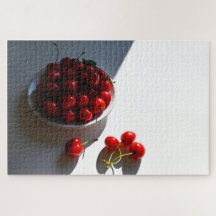 Vie morte esthétique avec cerises mûres sur blanc