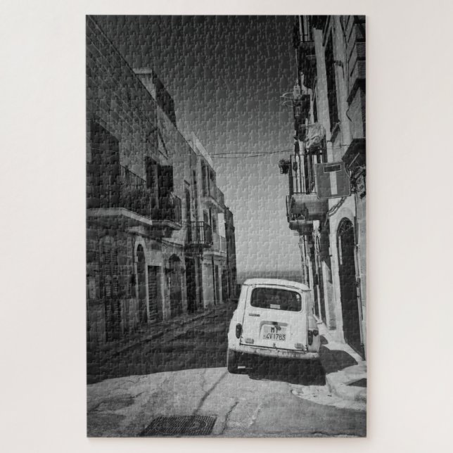 Puzzle Vieille voiture dans une rue en Italie en noir et  (Vertical)