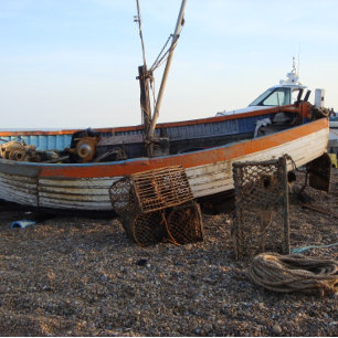 Puzzle vieux bateau sur la plage avec pots de homard phot