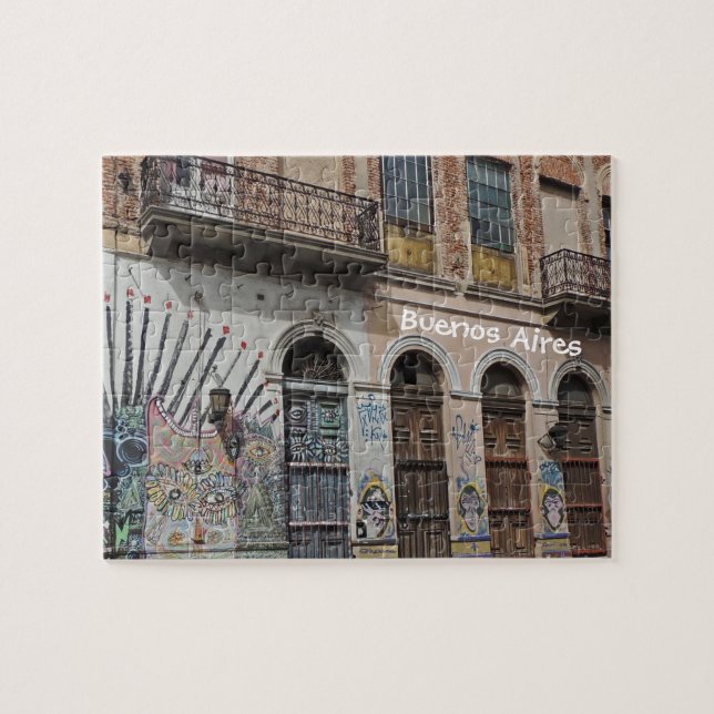 Puzzle Vieux bâtiment avec le graffiti et les portes de (Horizontal)