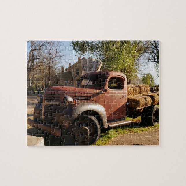 Puzzle Vieux camion de ferme avec des balles de foin (Horizontal)