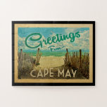 Puzzle Vintage voyage de plage du Cap May<br><div class="desc">Ce design de carte postale vintage de Greutings From Cape May comprend une plage de sable avec une belle eau turquoise de l'océan et au-dessus de la mer,  un ciel bleu avec des nuages blancs lustrés. Dans un style de voyage vintage.</div>