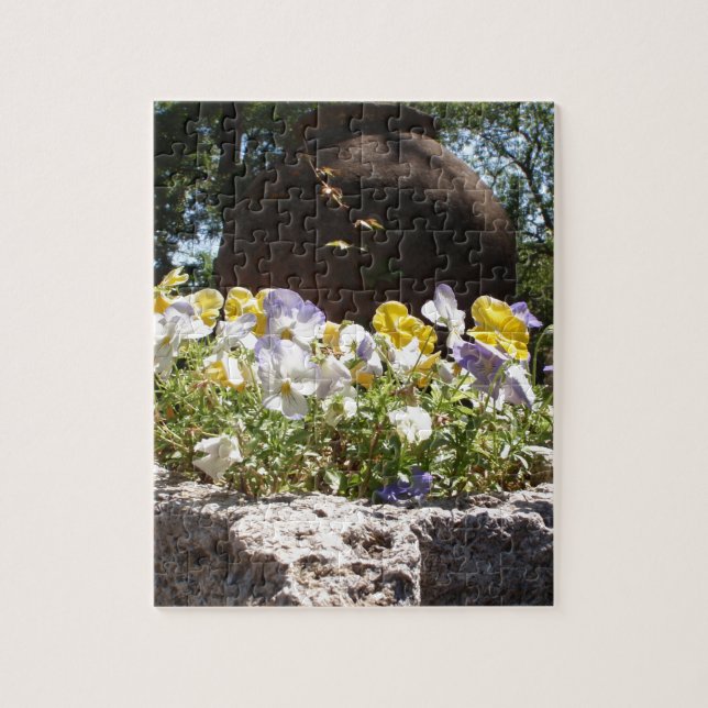 Puzzle Violas Dans Un Auge De Pierre. (Vertical)