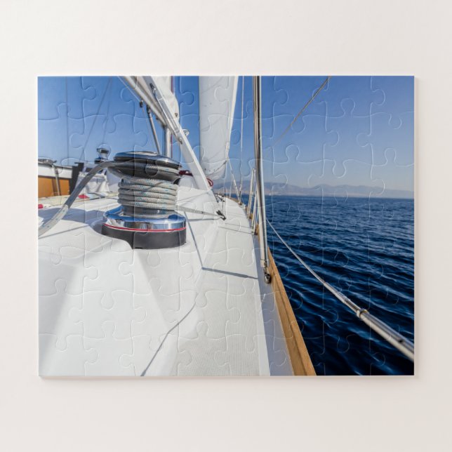 Puzzle voilier surfant sur la mer (Horizontal)