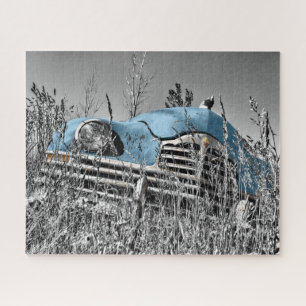 Puzzle Voiture bleue vintage dans le champ de Grassy
