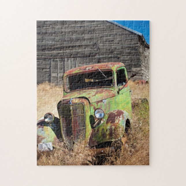 Puzzle Voiture rouillée devant une ferme abandonnée (Vertical)