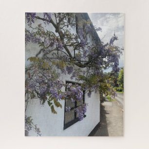 Puzzle Wisteria poussant contre une maison blanche