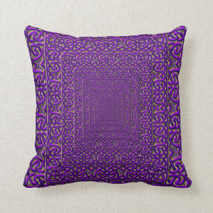 Pyramide pourpre de coussin celtique de noeuds