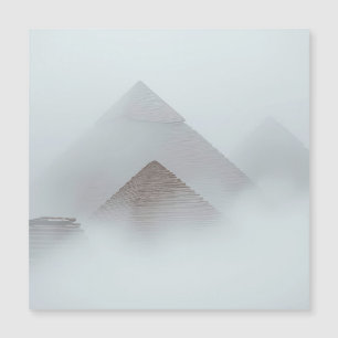 Pyramides dans la Brume