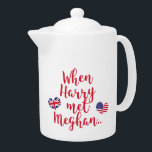 Quand Harry a rencontré Meghan | Fiançailles et Ma<br><div class="desc">NewParkLane - Royal Fiançailles & Mariage Tea Pot, avec une citation amusante "Quand Harry a rencontré Meghan", en typographie de script rouge, et les drapeaux du Royaume-Uni et des États-Unis en forme de coeur. Consultez cette collection pour les articles correspondants. Avez-vous des souhaits particuliers en matière de design personnel? N'hésitez...</div>