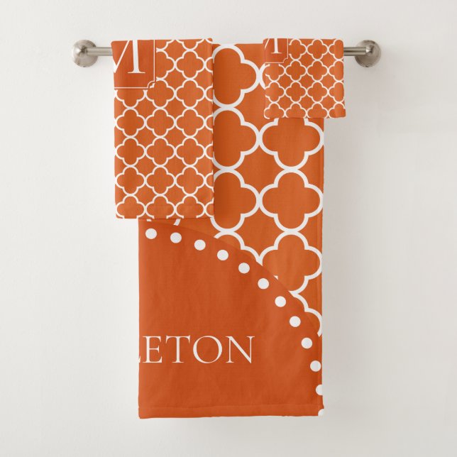Quatrefoil orange foncé - Monogramme (En situation)