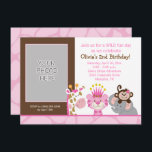 Queen of the Jungle & Friends Invitation d'anniver<br><div class="desc">Cette mignonne carte d'anniversaire comporte du texte personnalisable et une grande ouverture à remplacer par votre photo. Modèle conçu pour une taille de 6, 25 x 4, 5. Inclut les enveloppes. Idéal pour tous les âges jungle thème anniversaire!</div>