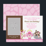 Queen of the Jungle & Friends Invitation d'anniver<br><div class="desc">Cette mignonne carte d'anniversaire comporte du texte personnalisable et une grande ouverture à remplacer par votre photo. Modèle conçu pour une taille de 6, 25 x 4, 5. Inclut les enveloppes. Idéal pour tous les âges jungle thème anniversaire!</div>