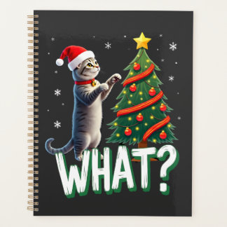 Quel chat drôle poussant l'arbre de Noël sur le ch
