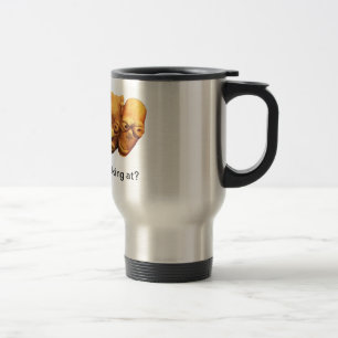 Quel R U regardant la tasse de voyage