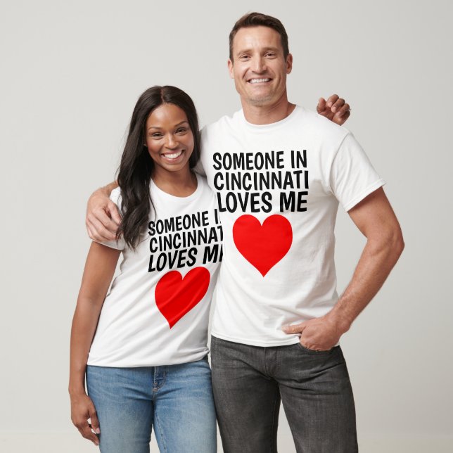 QUELQU'UN À CINCINNATI M'AIME LES T-shirts (Unisexe)