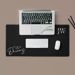 Quote de monogramme minimaliste noir d'entreprise<br><div class="desc">Ajoutez une touche personnalisée à votre espace de travail avec ce tapis de bureau minimaliste noir et blanc avec de l'espace pour vos initiales ou le logo de l'entreprise ainsi qu'une citation motivante qui dit "Travailler sur mes rêves". Ce design moderne de bureau d'ordinateur est parfait pour utiliser dans votre...</div>