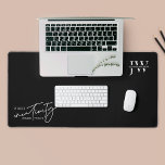 Quote minimaliste noir et blanc pour affaires<br><div class="desc">Ajoutez une touche personnalisée à votre espace de travail avec ce tapis de bureau en noir et blanc tendance avec de l'espace pour vos initiales ou votre logo d'entreprise ainsi qu'une citation motivante qui dit "Où la créativité vient vivre". Ce tapis de bureau simple est parfait pour votre bureau à...</div>