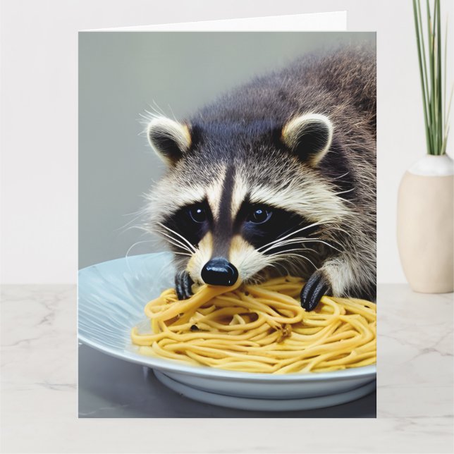 Raccoon Manger Spaghetti Carte de voeux pliée (Devant)