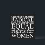 Radical Woman cite les droits des femmes Carte Fém<br><div class="desc">Il n'y a rien de radical à soutenir l'égalité des droits pour les femmes. Le féminisme n'est pas une notion radicale,  c'est simplement progressiste et le choix évident pour notre société. White écrit sur une carte féministe cool réclamant l'égalité et le droit à l'avortement pro-choix.</div>