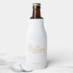 Rafraichisseur De Bouteilles Bridesmaitres personnalisées en blanc et or modern<br><div class="desc">Cadeaux de demoiselle d'honneur personnalisés en noir et blanc moderne avec nom de femme d'honneur personnalisée en or style de police script moderne avec titre et date mariage en or style de police sans serif moderne. Aussi parfait pour Maid of Honor, Flower Girl, Mother of the Bride et plus. Remarque...</div>