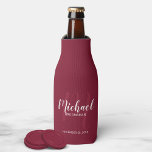 Rafraichisseur De Bouteilles Burgundy Rouge moderne Script Personnalisé Groomsm<br><div class="desc">Ajoutez une touche personnelle à votre mariage avec un glacière de toilette personnalisé. Ce glacière de bouteille est doté du nom des groomsmen personnalisées en style de police de script moderne blanc et monogramme en style de police de script moderne rouge clair comme arrière - plan avec titre et date...</div>