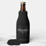 Rafraichisseur De Bouteilles Élégant Noir Personnalisé Groomsmen<br><div class="desc">Ajoutez une touche personnelle à votre mariage avec un glacière de toilette personnalisé. Ce glacière de bouteille présente le nom du marionnettiste personnalisé avec titre et date mariage en blanc et monogramme en gris comme arrière - plan, dans le style de police serif classique, sur arrière - plan noir. Parfait...</div>
