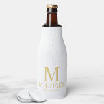 Rafraichisseur De Bouteilles Groomsman personnalisé classique blanc et or<br><div class="desc">Cadeaux de Groomsman Personnalisés Blanc et Or Classique avec monogramme personnalisé, nom et titre de groomsman dans le style de police serif classique. Aussi parfait pour Best Man, Père de la Mariée et plus. Remarque : Les détails du papier sont simulés dans l'illustration. Il n'y aura pas de métal sur...</div>