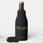 Rafraichisseur De Bouteilles Groomsman personnalisé moderne noir et or<br><div class="desc">Cadeaux personnalisées de Groomsman Black et Gold modernes avec nom, titre et date mariage personnalisés en or style de police serif classique sur arrière - plan noir. Aussi parfait pour Best Man, Père de la Mariée et plus. Remarque : Les détails du papier sont simulés dans l'illustration. Il n'y aura...</div>