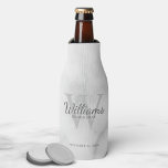 Rafraichisseur De Bouteilles Le nom et le monogramme des développeurs de script<br><div class="desc">Ajoutez une touche personnelle à votre mariage avec un glacière de toilette personnalisé. Ce glacière flacon contient le nom du marionnettiste personnalisé en style de police de script classique gris avec des détails mariages en style de police serif classique gris et monogramme en style de police serif classique gris clair...</div>