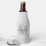 Rafraichisseur De Bouteilles Marbre blanc Classé Salons Personnalisés<br><div class="desc">Ajoutez une touche personnelle à votre mariage avec un glacière de toilette personnalisé. Ce glacière de bouteille présente le nom du toiletteur personnalisé avec titre et date mariage en gris et monogramme en gris clair comme arrière - plan, dans le style de police serif classique, sur arrière - plan en...</div>
