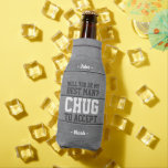 Rafraichisseur De Bouteilles Meilleure proposition d'homme Chug pour accepter F<br><div class="desc">Commencez la fête du mariage avec style avec un glacière de bouteille de la proposition de marionnettiste personnalisée amusant. Design dispose d'un arrière - plan rustique en faux bois gris, de noms stylisés de typographie moderne, et une demande personnalisable lisant "Serez-vous mon groomsman? Cochez pour accepter". Tout le texte est...</div>