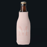 Rafraichisseur De Bouteilles Monogramme et nom de la servante d'accueil personn<br><div class="desc">Cadeaux de Bridesmaids personnalisées avec le nom de la femme de bridesmaid personnalisé en style de police de script classique blanc et monogramme en style de police de serif classique rose vif comme arrière - plan avec titre et date de mariage en style de police de serif classique blanc sur...</div>