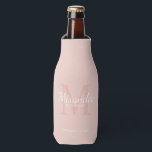 Rafraichisseur De Bouteilles Monogramme et nom de la servante d'accueil personn<br><div class="desc">Cadeaux de Bridesmaids personnalisées avec le nom de la femme de bridesmaid personnalisé en style de police de script classique blanc et monogramme en style de police de serif classique rose vif comme arrière - plan avec titre et date de mariage en style de police de serif classique blanc sur...</div>