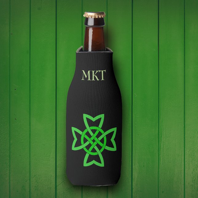 Rafraichisseur De Bouteilles Noeud celtique vert irlandais (Irish Celtic Green Knot for St Paddys Day on black bottle cooler.  Personalize with your text.)