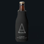 Rafraichisseur De Bouteilles Noir moderne Groomsmen Nom<br><div class="desc">Monogramme subtil et moderne nom initial et personnalisé un porte-biberon en néoprène isolé un classique minimaliste et professionnel police sans-serif pour un look simple et intemporel masculin tout type ou minimaliste apprécierait.</div>