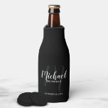 Rafraichisseur De Bouteilles Noir Script moderne Groomsmen personnalisé<br><div class="desc">Ajoutez une touche personnelle à votre mariage avec un glacière de toilette personnalisé. Ce glacière de bouteille est doté du nom des groomsmen personnalisés en blanc de style de police de script moderne et monogramme en gris clair de style de police de script moderne comme arrière - plan avec titre...</div>