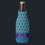 Rafraichisseur De Bouteilles Peacock Blue Gold Marocain #4 CB Nom de la Marine<br><div class="desc">Gold Look Marocain #4 Motif avec bloc de couleur, Navy Blue Ribbon Nom Monogramme - Mariage Customisez ceci avec votre nom, monogramme ou autre texte. Vous pouvez également modifier les polices, ajuster la taille des polices et les couleurs des polices, déplacer le texte, ajouter des champs de texte, etc. Veuillez...</div>