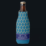 Rafraichisseur De Bouteilles Peacock Blue Gold Marocain #4 CB Nom de la Marine<br><div class="desc">Gold Look Marocain #4 Motif avec bloc de couleur, Navy Blue Ribbon Nom Monogramme - Mariage Customisez ceci avec votre nom, monogramme ou autre texte. Vous pouvez également modifier les polices, ajuster la taille des polices et les couleurs des polices, déplacer le texte, ajouter des champs de texte, etc. Veuillez...</div>