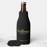 Rafraichisseur De Bouteilles Script moderne Noir & Or Cuomsmen personnalisé<br><div class="desc">Script moderne Glacière de bouteille Groomsmen personnalisé avec nom de marionnettiste personnalisé en or style de police script moderne avec titre et date mariage dans le style de police sans serif moderne sur arrière - plan noir. Aussi parfait pour Maid of Honor, Flower Girl, Mother of the Bride, Groomsmen, Best...</div>
