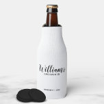 Rafraichisseur De Bouteilles Script moderne Salons personnalisés<br><div class="desc">Script moderne Glacière de bouteille Groomsmen personnalisé avec nom de marionnettiste personnalisé en noir style de police script moderne avec titre et date mariage dans le style de police sans serif moderne sur arrière - plan blanc. Aussi parfait pour Maid of Honor, Flower Girl, Mother of the Bride, Groomsmen, Best...</div>