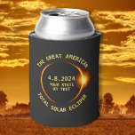 Rafraichisseur De Cannettes USA Total Solar Eclipse Party 4/8/2024 Custom Text<br><div class="desc">Préparez-vous à l'éclipse solaire totale de la Grande Amérique le 8 avril 2024 avec ces refroidisseurs de canettes cool. Le design comporte une silhouette foncée de la lune obscurcissant le soleil avec une lueur orange et votre texte personnalisé. Que vous soyez situé dans le sentier de l'éclipse ou que vous...</div>