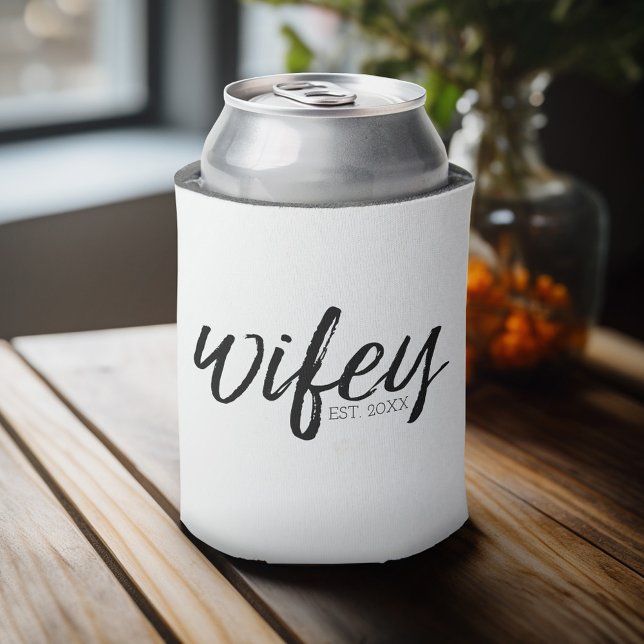 Rafraichisseur De Cannettes Wifey - Whimsical Black Calligraphy pour la mariée (Cute Personalized Wifey Can Cooler)