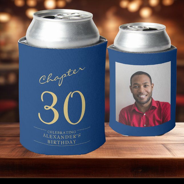 Rafraîchisseur Pour Canette 30e anniversaire Modèle photo d'or bleu (Custom 30th birthday can coolers in blue showing front and rear designs while sat on a bar top.)