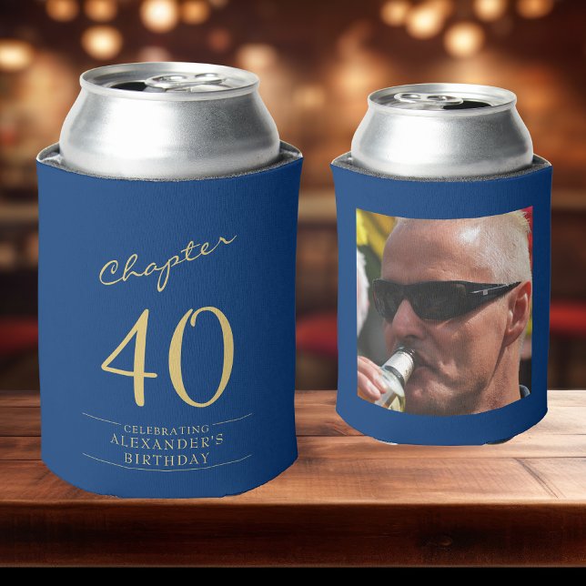 Rafraîchisseur Pour Canette 40e anniversaire Modèle photo d'or bleu (Custom 40th birthday can coolers in blue and gold with photo on rear sat on a bar top.)