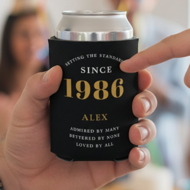 Rafraîchisseur Pour Canette 40e anniversaire Nom 1982 Black Gold Elegant Chic (40th Birthday black can cooler with 1986 held in a hand.)