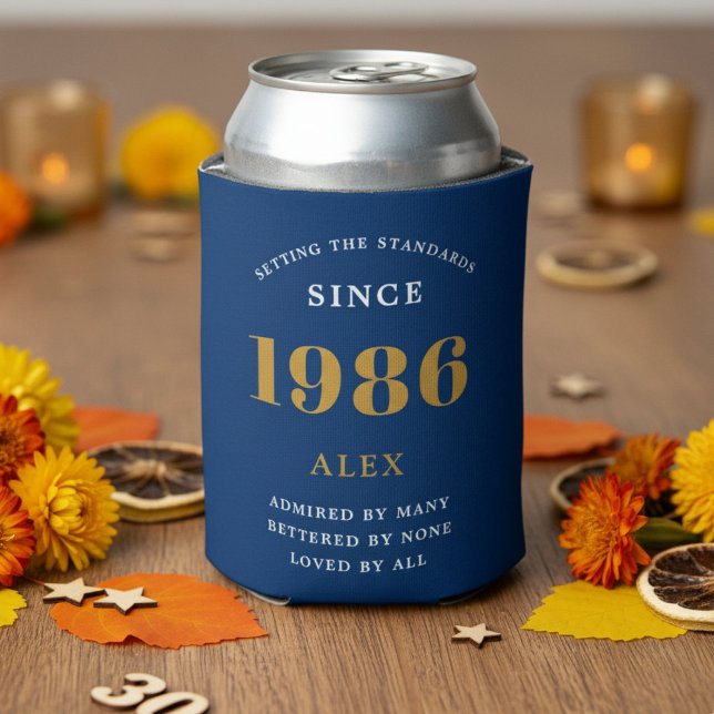 Rafraîchisseur Pour Canette 40th Birthday Name 1986 Blue Gold Elegant Chic (1986 blue can cooler on a table)