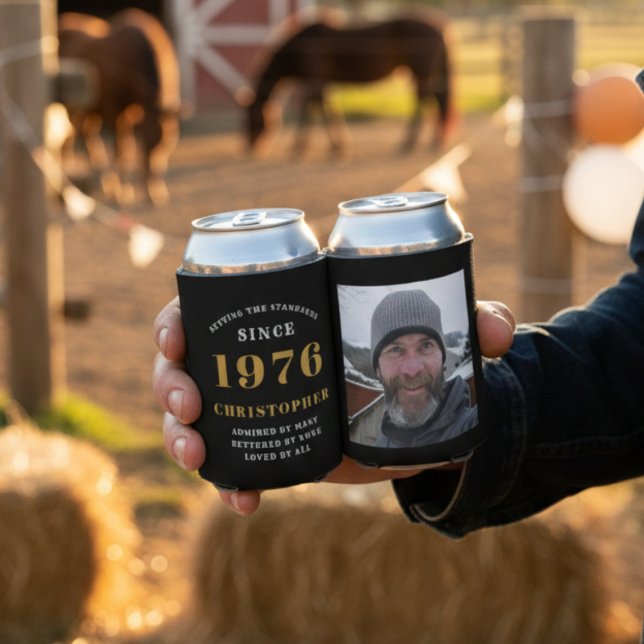 Rafraîchisseur Pour Canette 50e anniversaire Black Gold avec photo (1976 can coolers showing front and rear. Blurred background.)